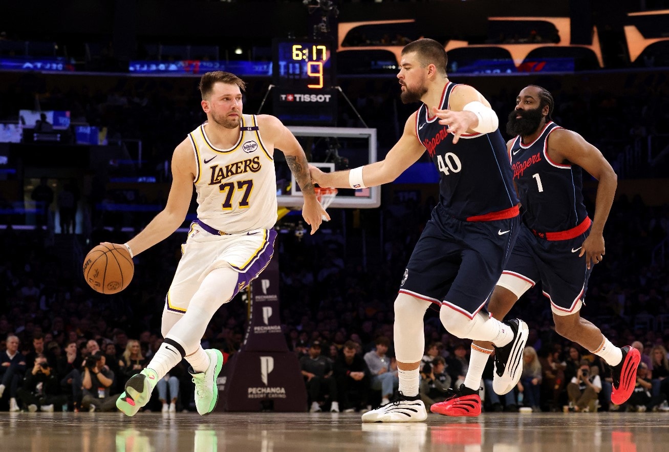 Doncic şov yaptı! LA derbisini Lakers kazandı