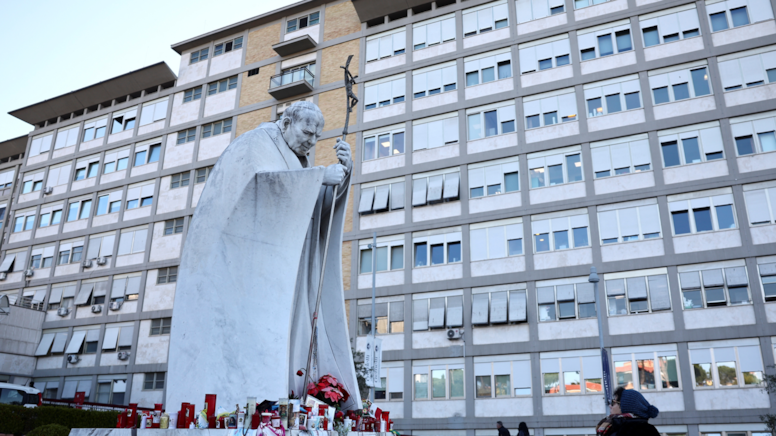 3 haftadır hastaneden çıkamayan Papa, solunum cihazına bağlı