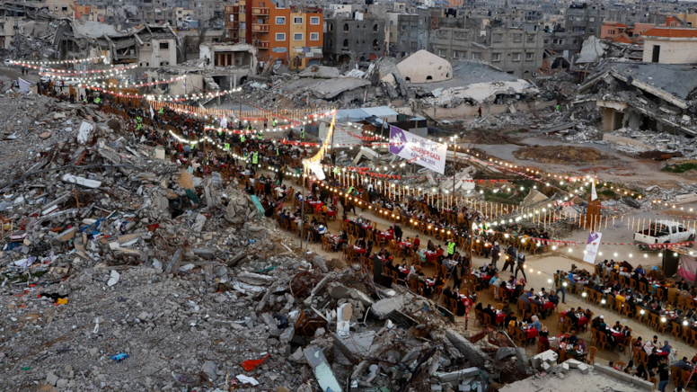 Gazze'de harabelerin arasında iftar masası kuruldu