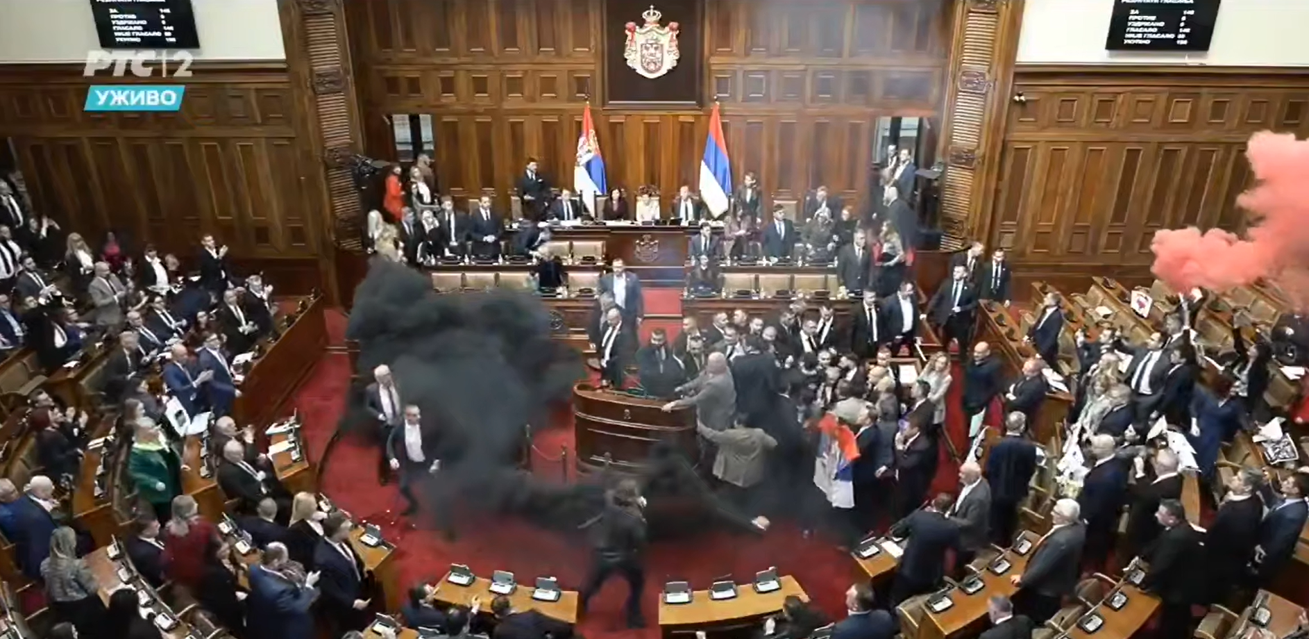 Sırbistan'da muhalif vekiller, parlamentoya biber gazı attı: Görüntüler ulusal televizyonda yayınlandı