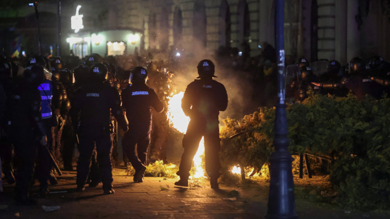 Nazi selamı veren aday, yarıştan men edildi: Şehirler savaş alanına döndü
