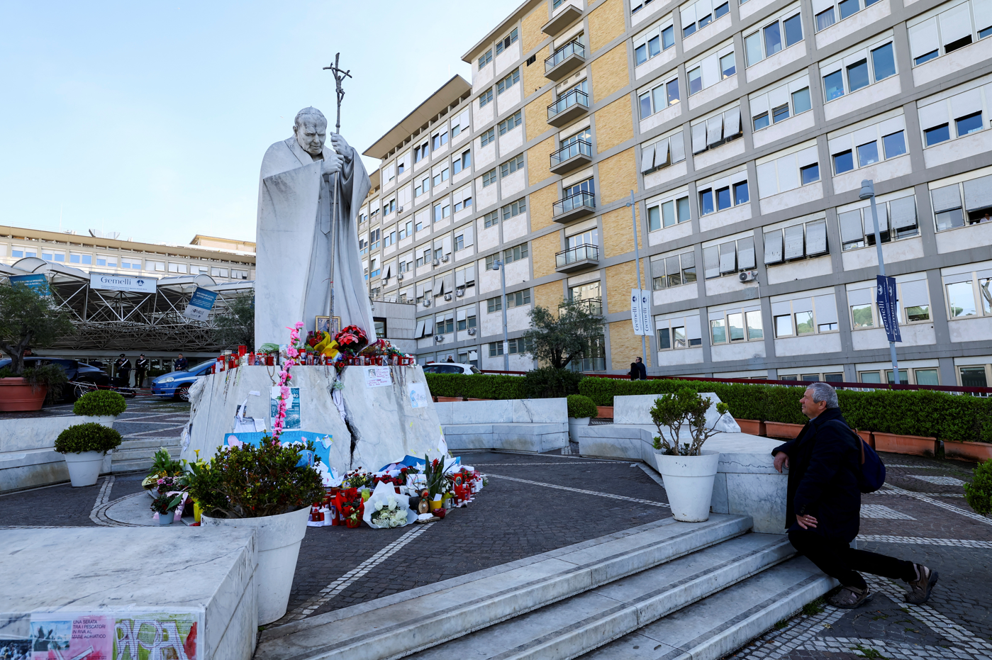 Çift taraflı zatürreye rağmen Papa ne istifa ediyor, ne de reformlarını durduruyor