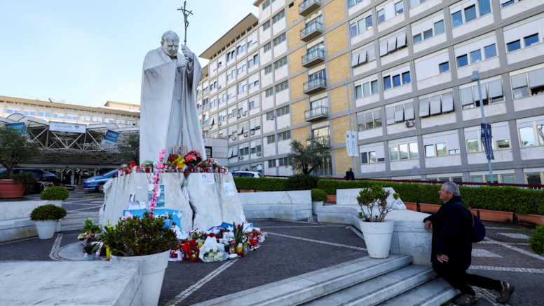 Çift taraflı zatürreye rağmen Papa ne istifa ediyor, ne de reformlarını durduruyor