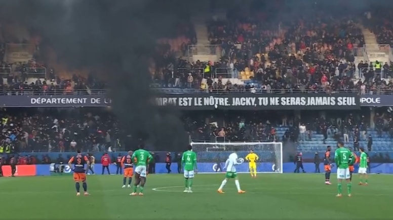 Taraftar tribünleri ateşe verdi! Maç yarım kaldı