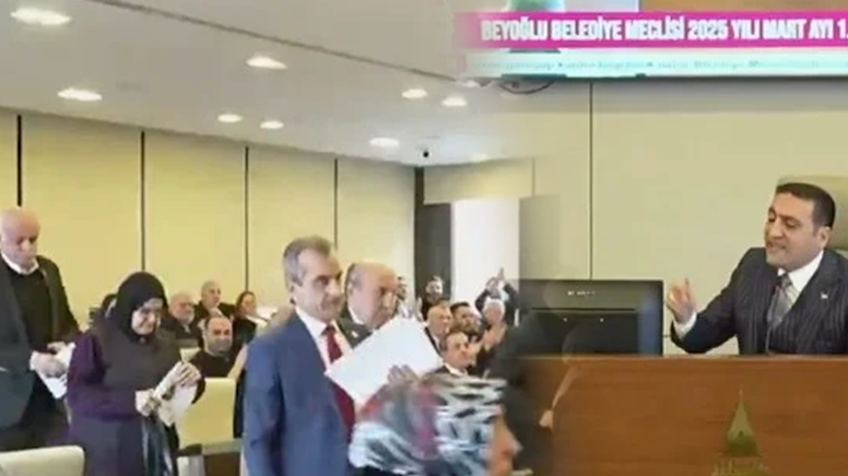 Beyoğlu Belediyesi'nde askerlik tartışması: AKP'li üyeler oturumu terk etti