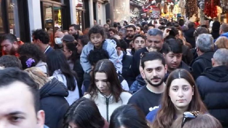 Duyan Eminönü'ne akın ediyor: Adım atacak yer kalmadı