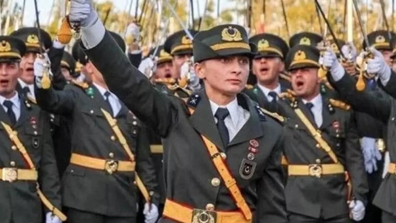 İhraç edilen Atatürkçü Teğmen Ebru Eroğlu TSK'ya dönüş davası açtı