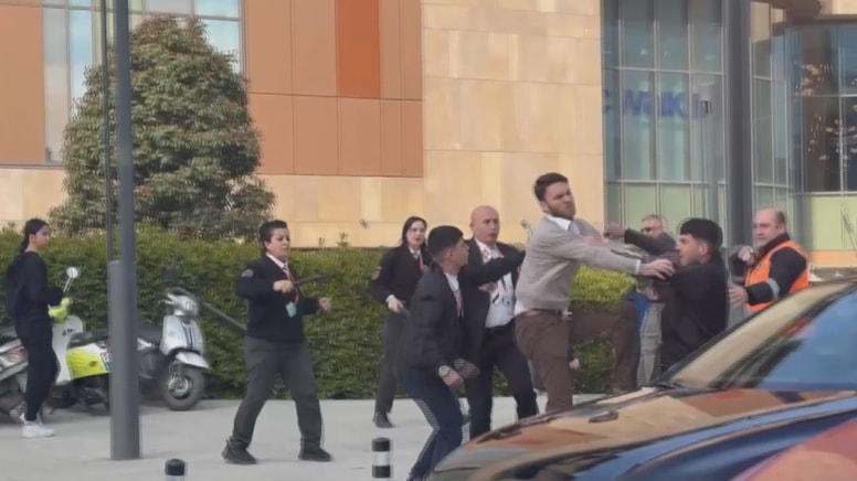 İstanbul'da AVM önünde bıçaklı dehşet: Kendilerini şikayet eden kişiye saldırdılar