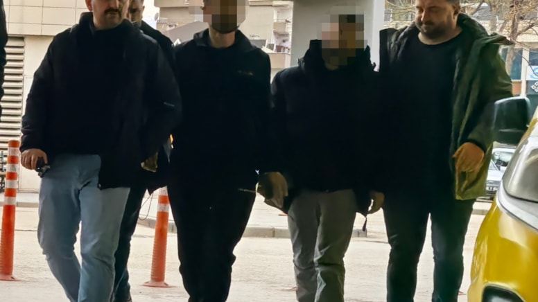 Polislerin aradığı firariler sokakta yürürken yakalandı