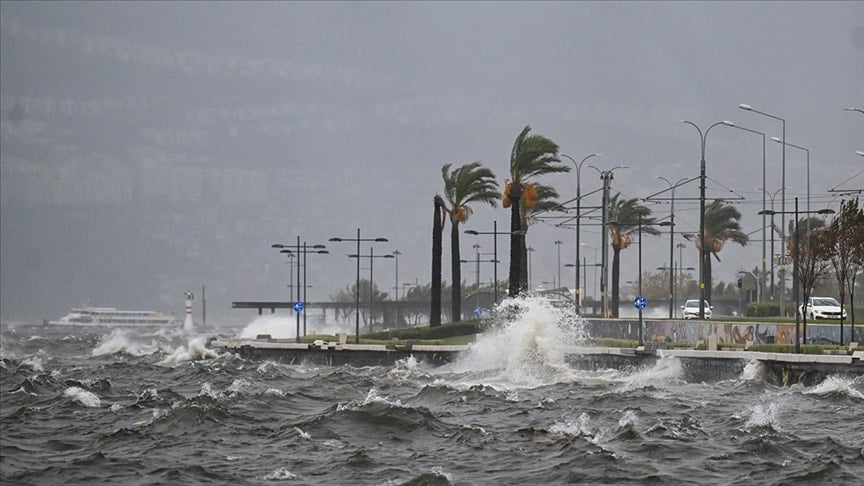 İzmir'de vapur seferlerine 'şiddetli rüzgar' engeli