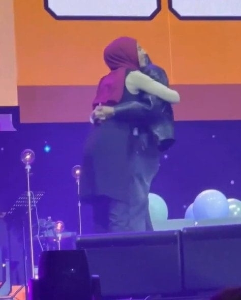 Dünyaca ünlü oyuncu Türk hayranıyla sahnede böyle eğlendi