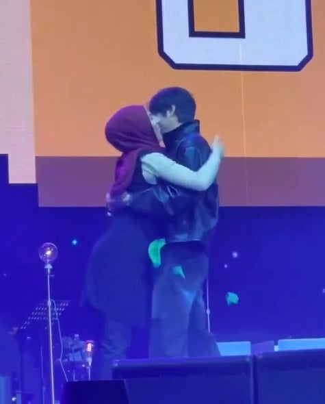 Dünyaca ünlü oyuncu Türk hayranıyla sahnede böyle eğlendi