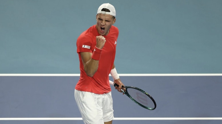 Mensik, finalde Djokovic'i devirdi