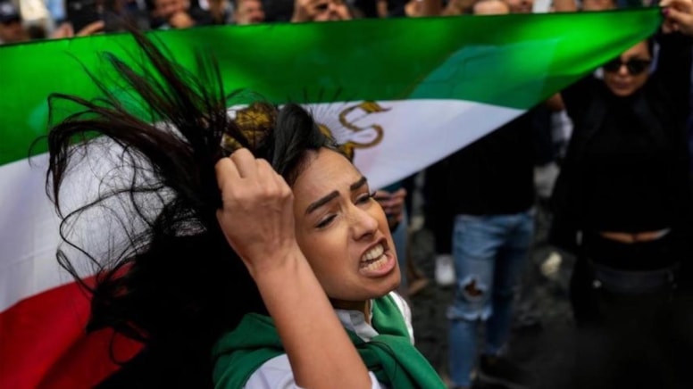 İran'dan dikkat çeken başörtüsü kararı! Meclis önünde eylemler başladı