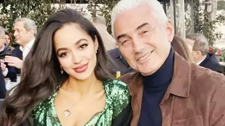 Ünlü iş insanının genç sevgilisi kıskançlık krizine girdi! Bardaklar havada uçuştu, kovuldu