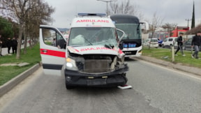 Hasta taşıyan ambulans kaza yaptı: 2 yaralı