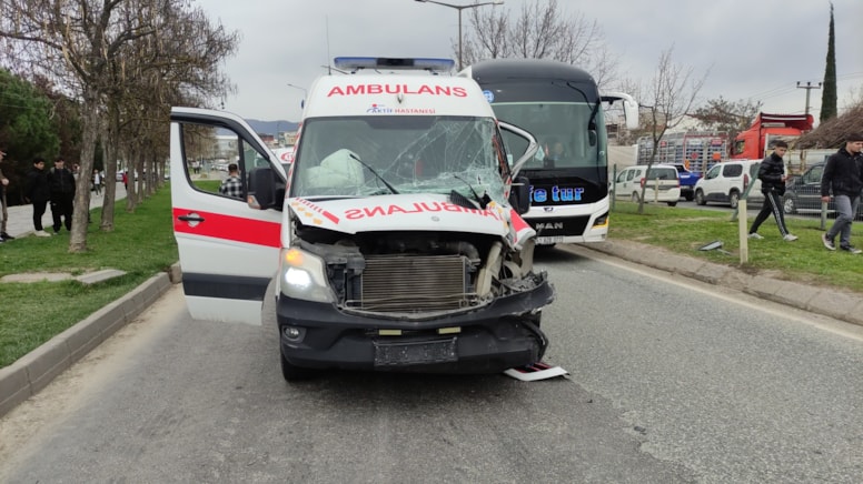 Hasta taşıyan ambulans kaza yaptı: 2 yaralı