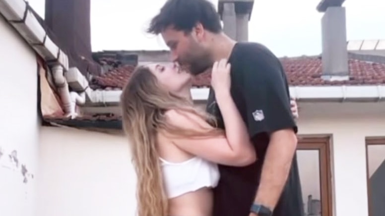 Hayal Köseoğlu ve Ersoy Nezir Çınarlı'dan dudak dudağa aşk pozu