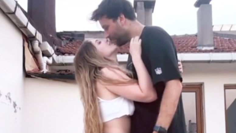 Hayal Köseoğlu ve Ersoy Nezir Çınarlı'dan dudak dudağa aşk pozu