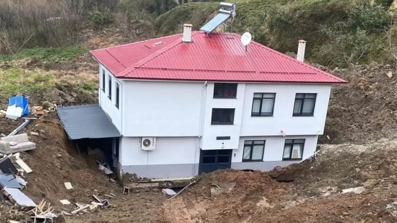 Artvin'de heyelan: 2 katlı evi 50 metre sürükledi!