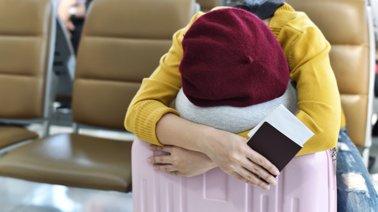 Havaalanında beklerken eline tutuşturulan not şaşkına çevirdi