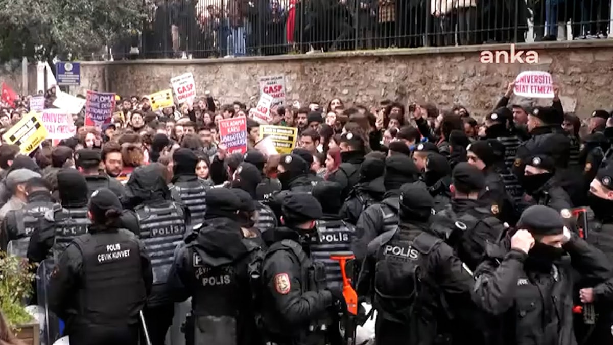 Üniversite öğrencilerinden İmamoğlu'na destek yürüyüşü