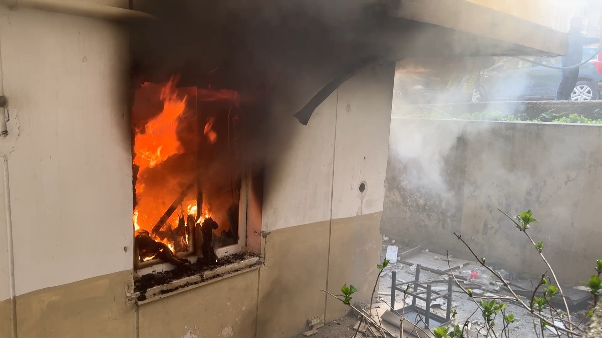 Avcılar'da boşaltılan binada yangın çıktı
