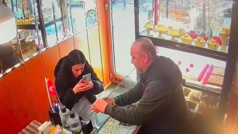 Aşk gözünü kör etti! Sevgilisi üzülmesin diye kuyumcudan altın taç çaldı