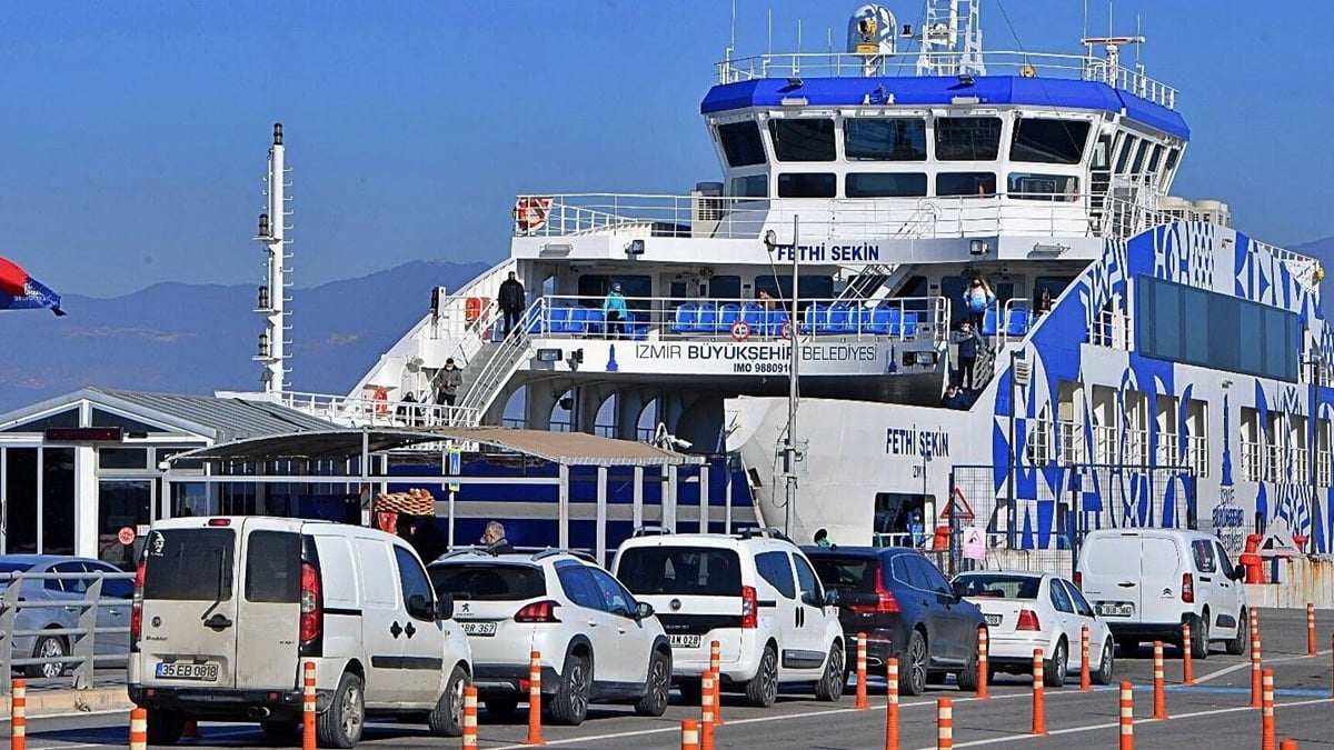 İzmir'de feribot seferleri iptal edildi