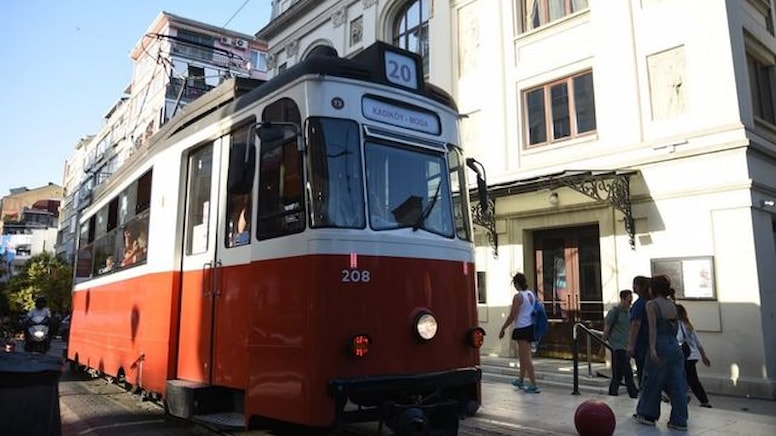 Kadıköy'de tramvay hattında kaza oldu, seferler durdu