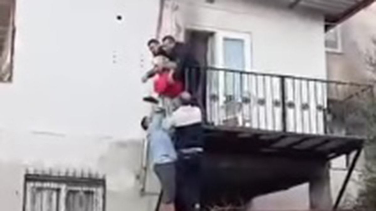 Yangında mahsur kalan kadını mahalleli kurtardı