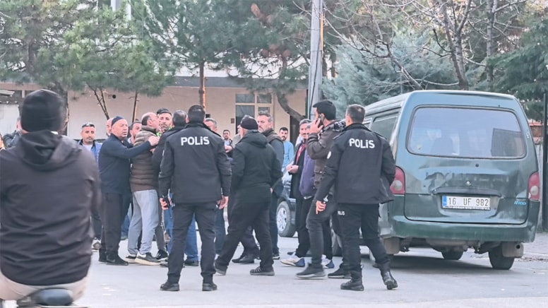 Silahlı, bıçaklı, çekiçli kavgada ortalık karıştı