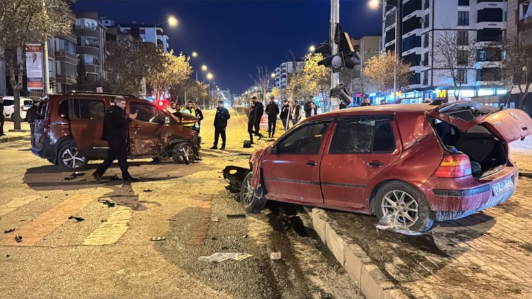Elazığ'da iki araç birbirine girdi! 1'i ağır 5 yaralı var