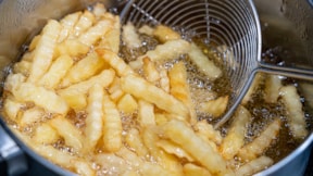 İşte bu yüzden zeytinyağı ile kızartma yapmamalısınız! Sebebi sadece çabuk ısınması değil