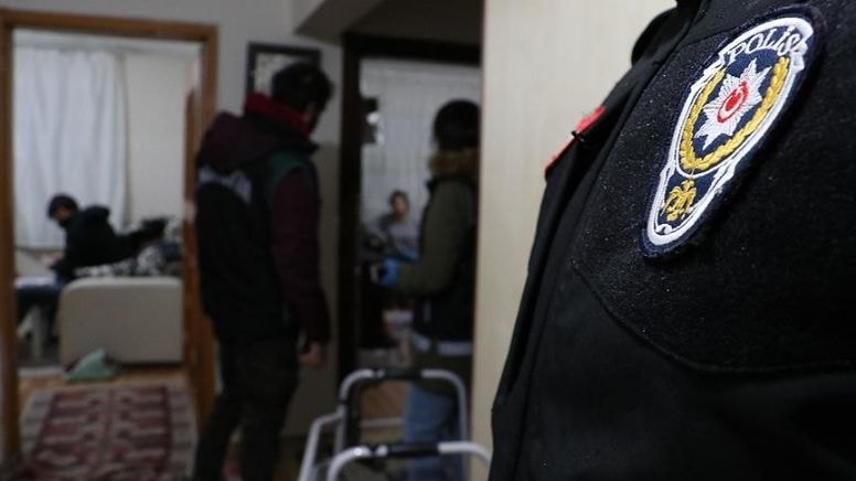 İzmir'de uyuşturucu operasyonu: On binlerce ecza ele geçirildi