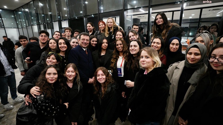 Ekrem İmamoğlu iftarda gençlerle bir araya geldi: “Cumhuriyetin değerlerini koruyun”