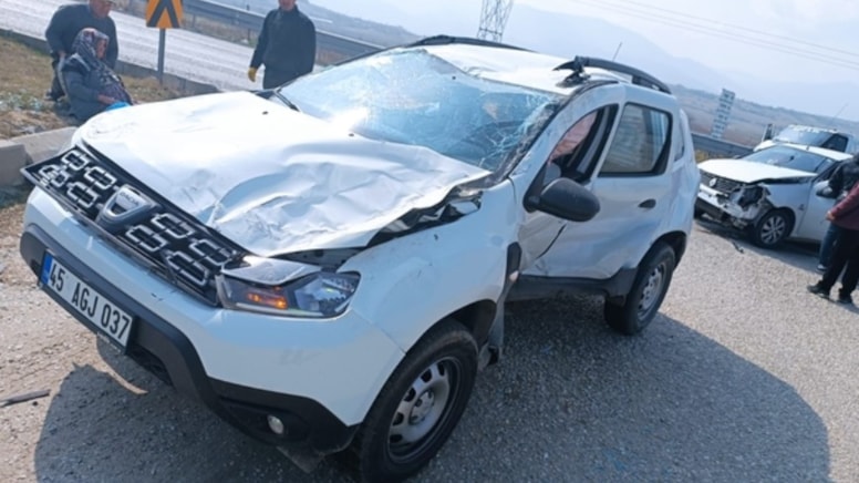 Manisa'da çarpışan iki araçtaki 6 kişi yaralandı