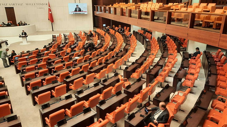 Emekli ikramiyeleri görüşülürken AKP sıraları boş kaldı