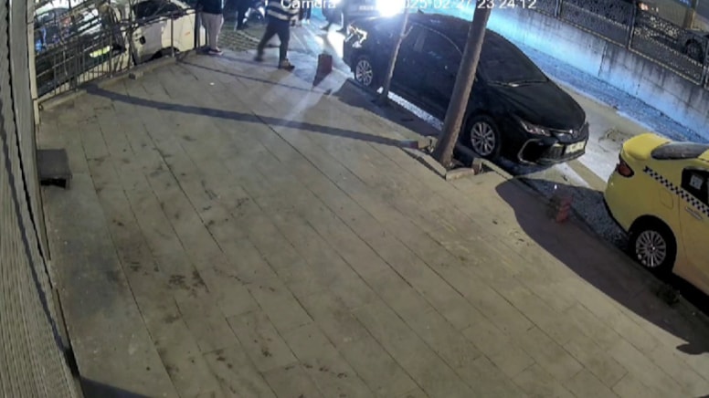 Yayaya yol veren motokuryeye otomobil çarptı