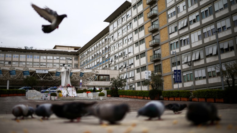 Çifte zatürreyle girdiği hastaneden zaferle çıkan Papa, halka seslenecek