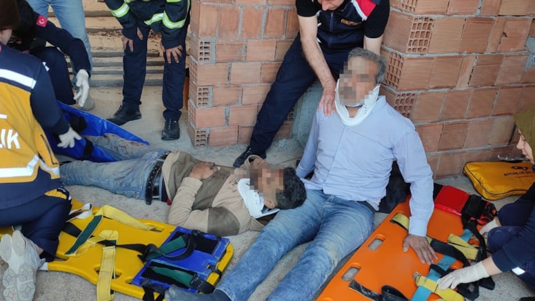 Cami inşaatının iskelesi çöktü: 2 işçi ağır yaralı!