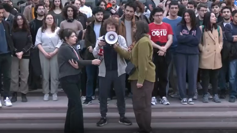 ODTÜ'lü öğrencilerden Rektörlük binası önünde açıklama