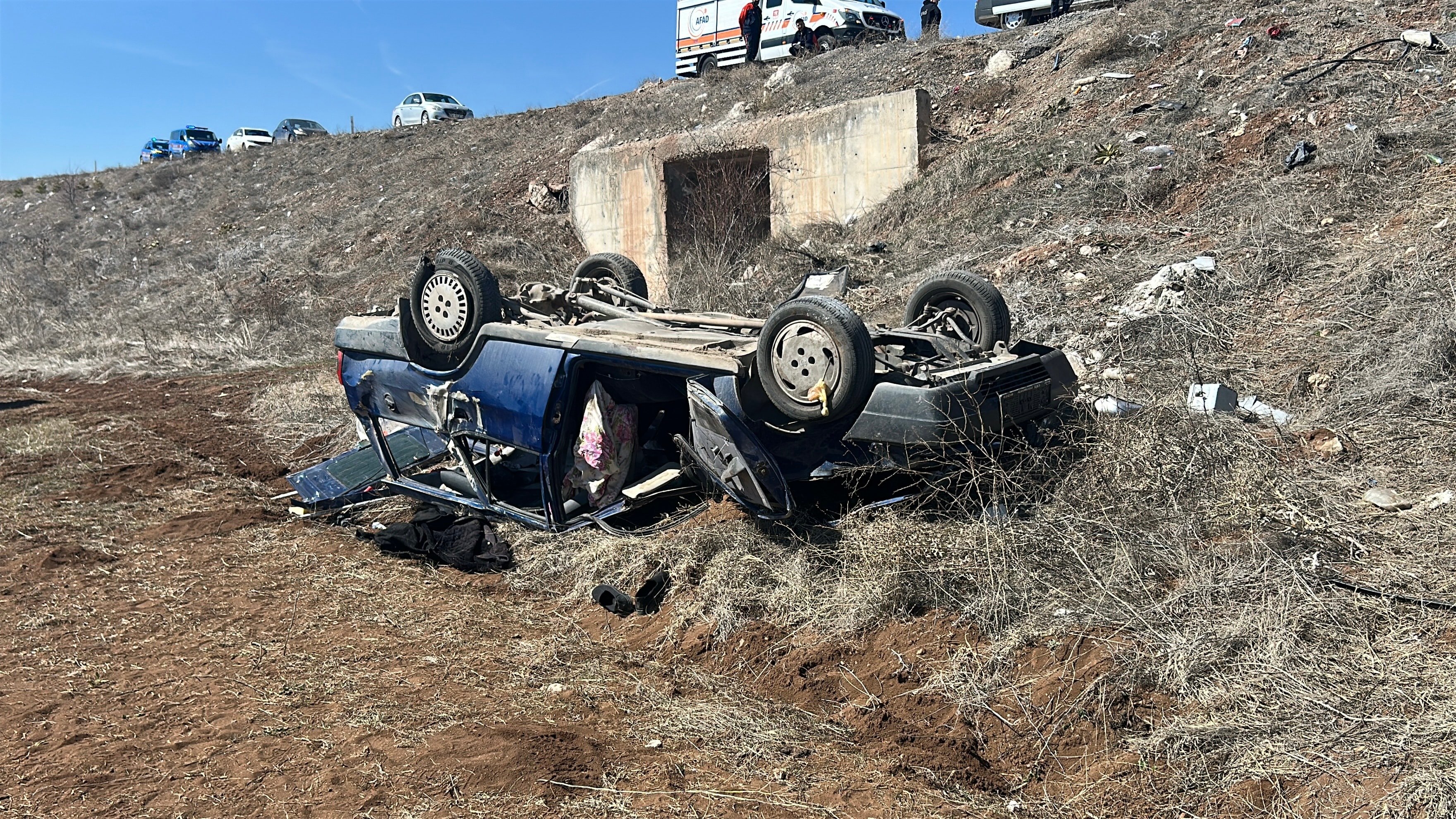 Sivas'ta otomobil şarampole devrildi: 3'ü ağır 4 yaralı