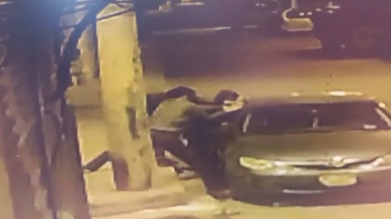 Park halindeki otomobilin camını kırdılar