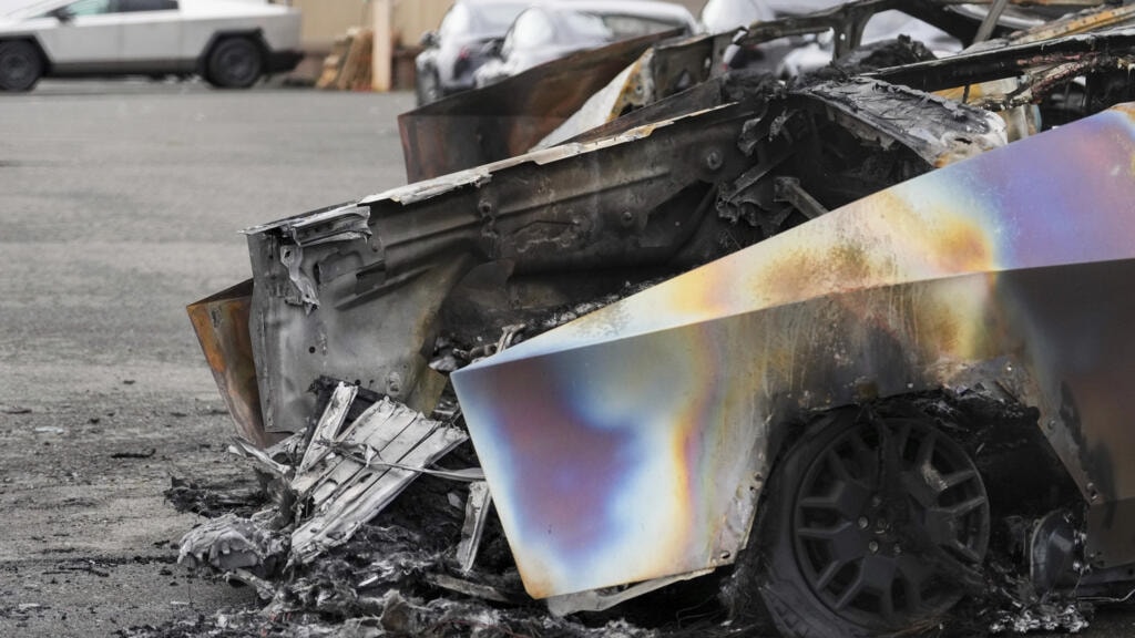 ABD'de Tesla'lar yanıyor: Trump'tan bıkanlar arabalara saldırıyor