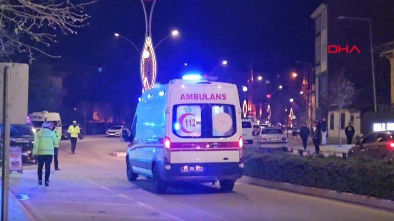 Pidecide bıçaklı kavga! 1'i ağır 3 yaralı