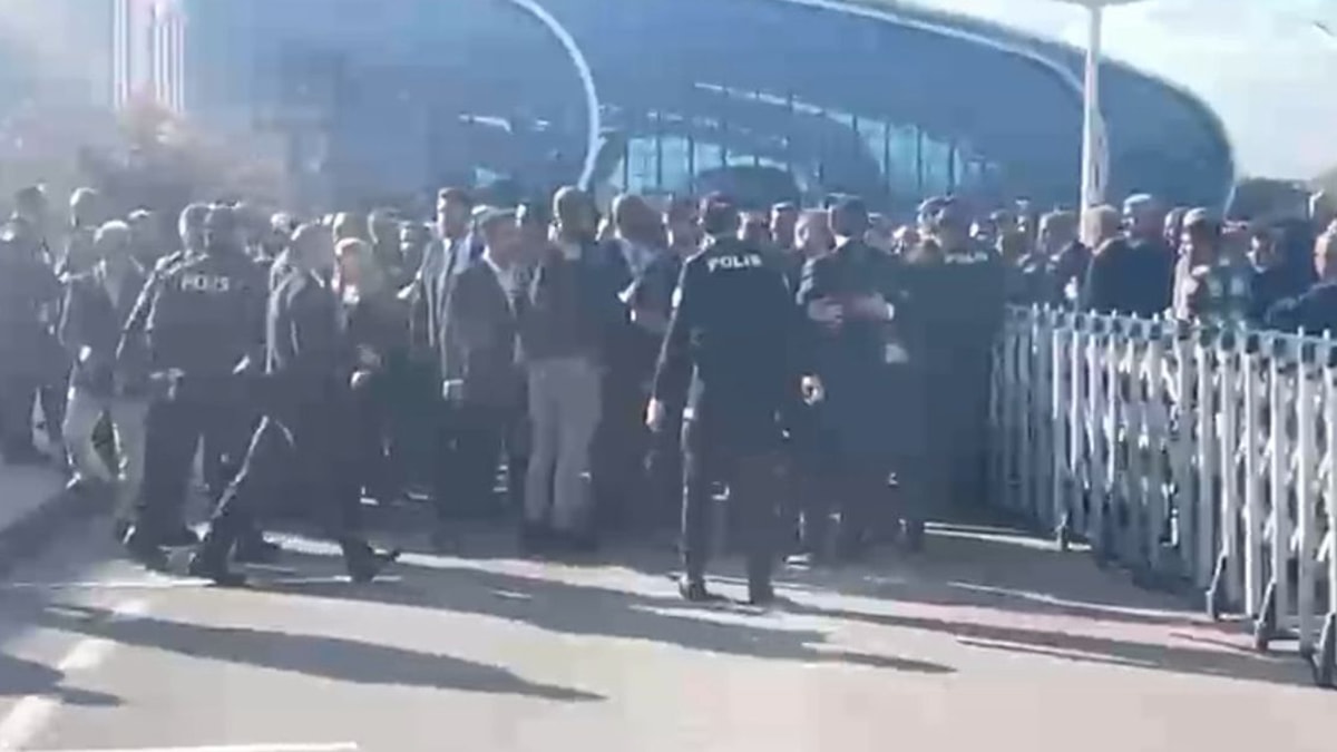 Son Dakika... İmamoğlu karşılamasında CHP’li Sarıgül ile polis arasında arbede!