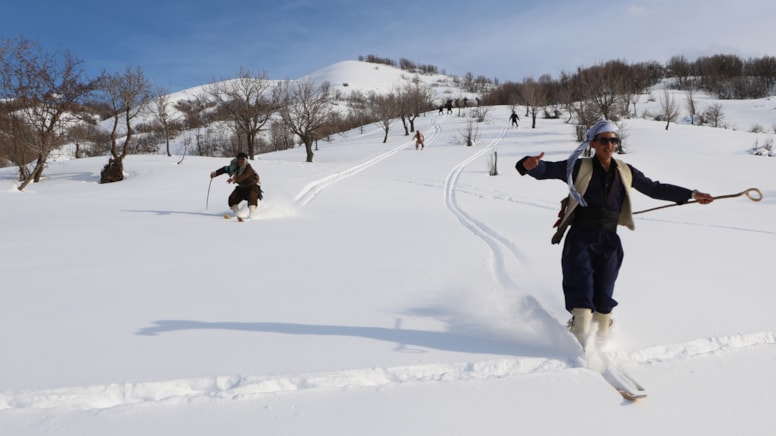 Sıfır noktasında tahta kayakla kar keyfi