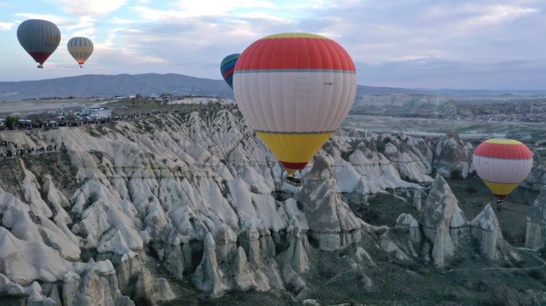 Yerli turistler bayram sabahı gökyüzünde süzüldü