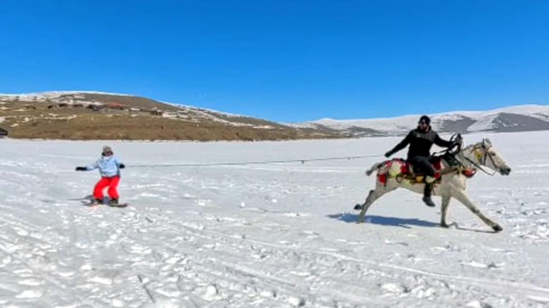 Çıldır Gölü'nde eşsiz macera: Buz üzerinde atlarla dans!